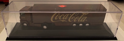 10178-1 € 20,00 coca cola vrachtwagen in plastic kap kleur bruin gouden letters ca 18 cm.jpeg